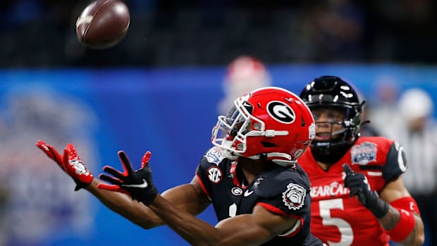 Peach Bowl: Georgia wide receiver George Pickens (1) brings in a pass from quarterback JT Daniel for a catch. Ncaa Football Chick Fil A Peach Bowl Georgia Vs Cincinnati